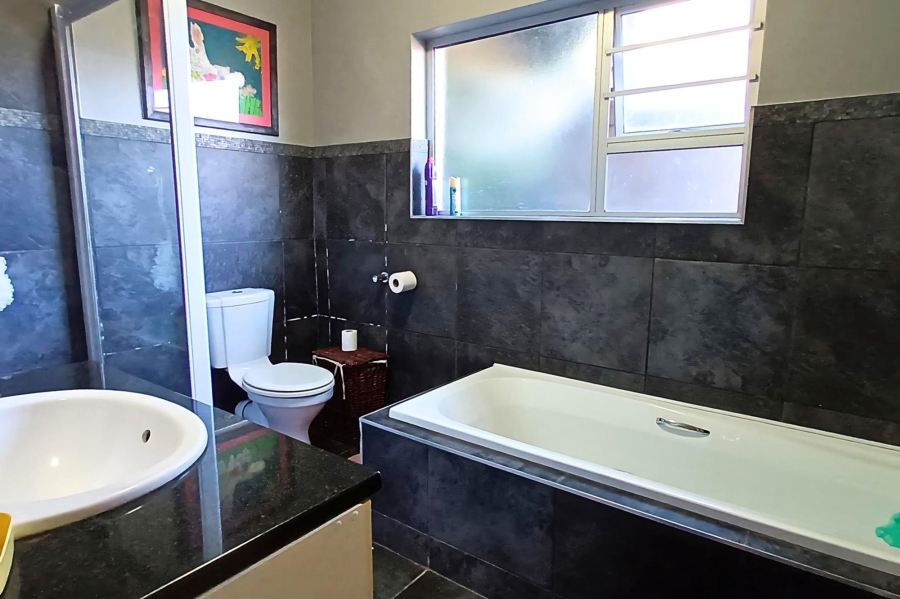 4 Bedroom Property for Sale in Beacon Bay Eastern Cape